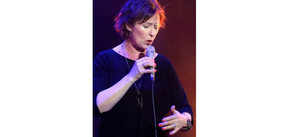 Sängerin Anette von Eichel singt beim Jazz im Kunsthaus. Foto: Gerhard Richter.
