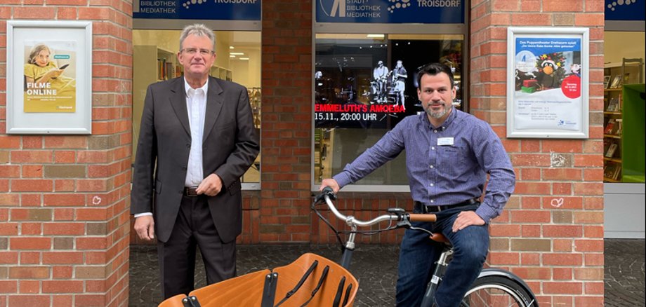 Grönwoldt und Maaß mit Lasten Fahrrad vor der Bibliothek 