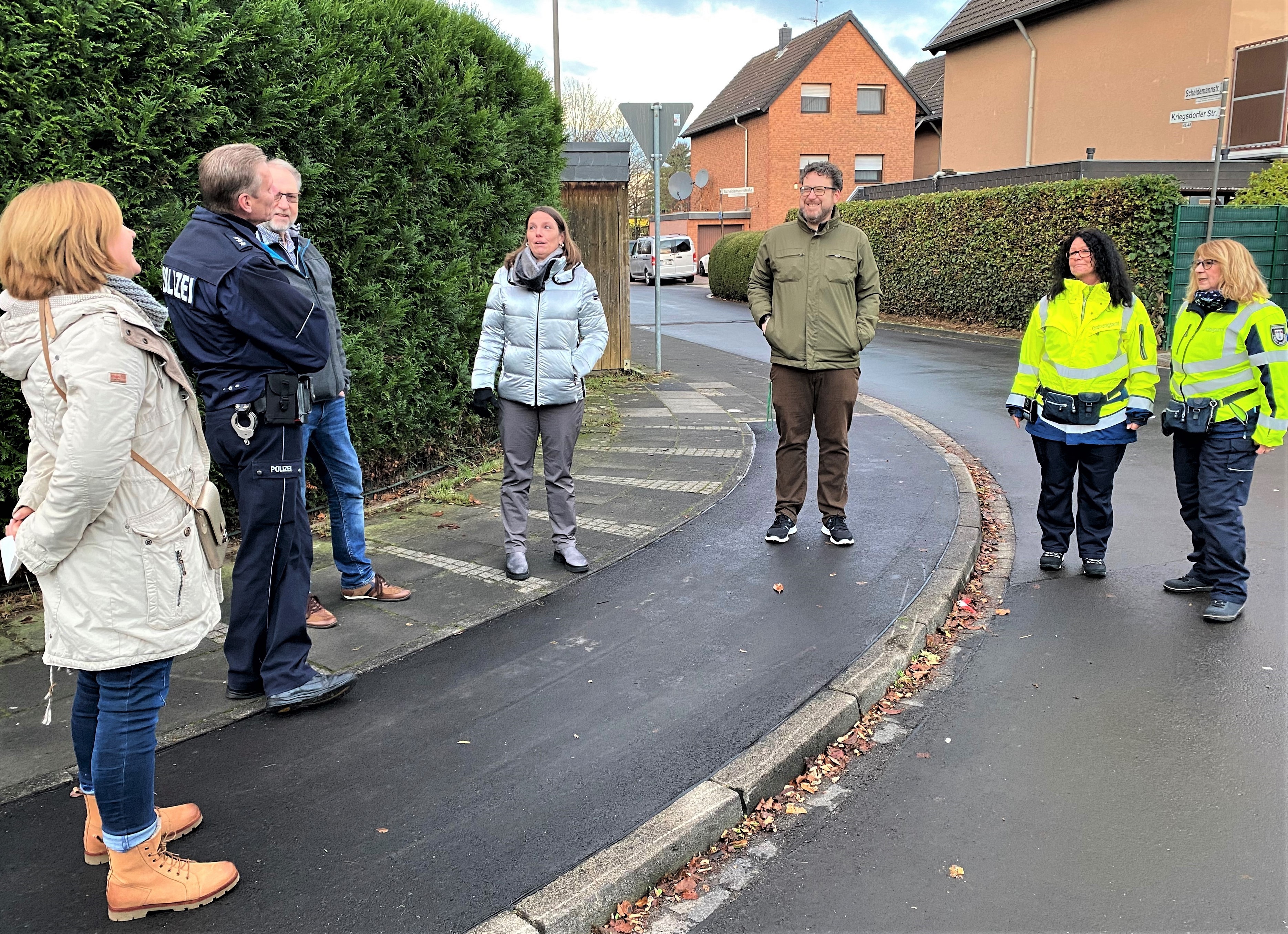 Vor der Zufahrt zur Schule: v.l. Vera Schlecht-Geschke, PHK Norbert Schelenz, verdeckt Herbert Blank, Tanja Gaspers, Daniel Euler, Edith Schmitt und Angelika Lohmann.