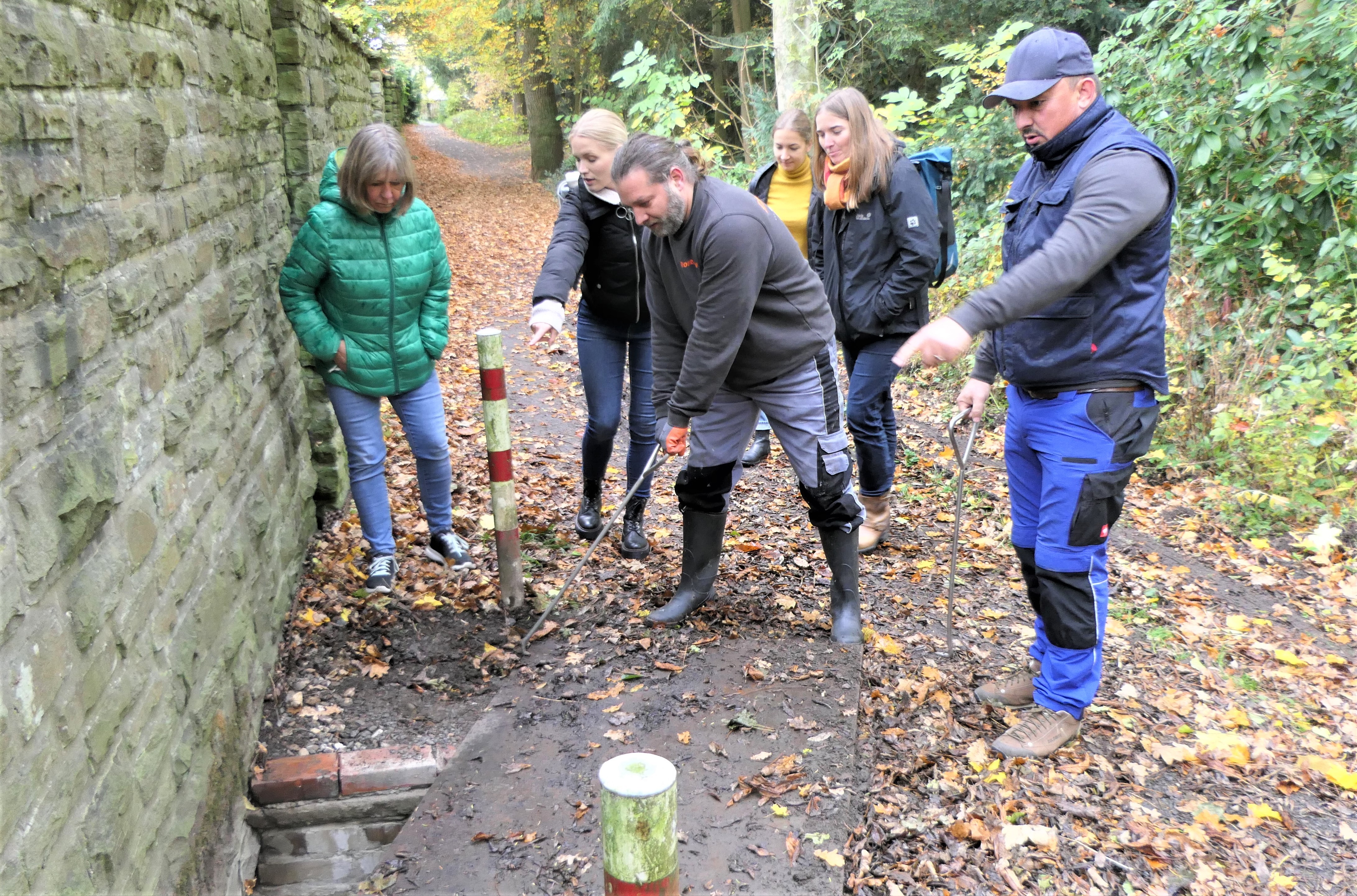 Blick in den Rohrabfluss des Manzbachs: v.l. Ulrike Tesch und Christina Hoffmann (Umweltamt), Julia Bauer und Meret Görgens (Fa. Tauw), Sadetin Saracevic und Suad Kajtazovic (Fa. Rohrmann).
