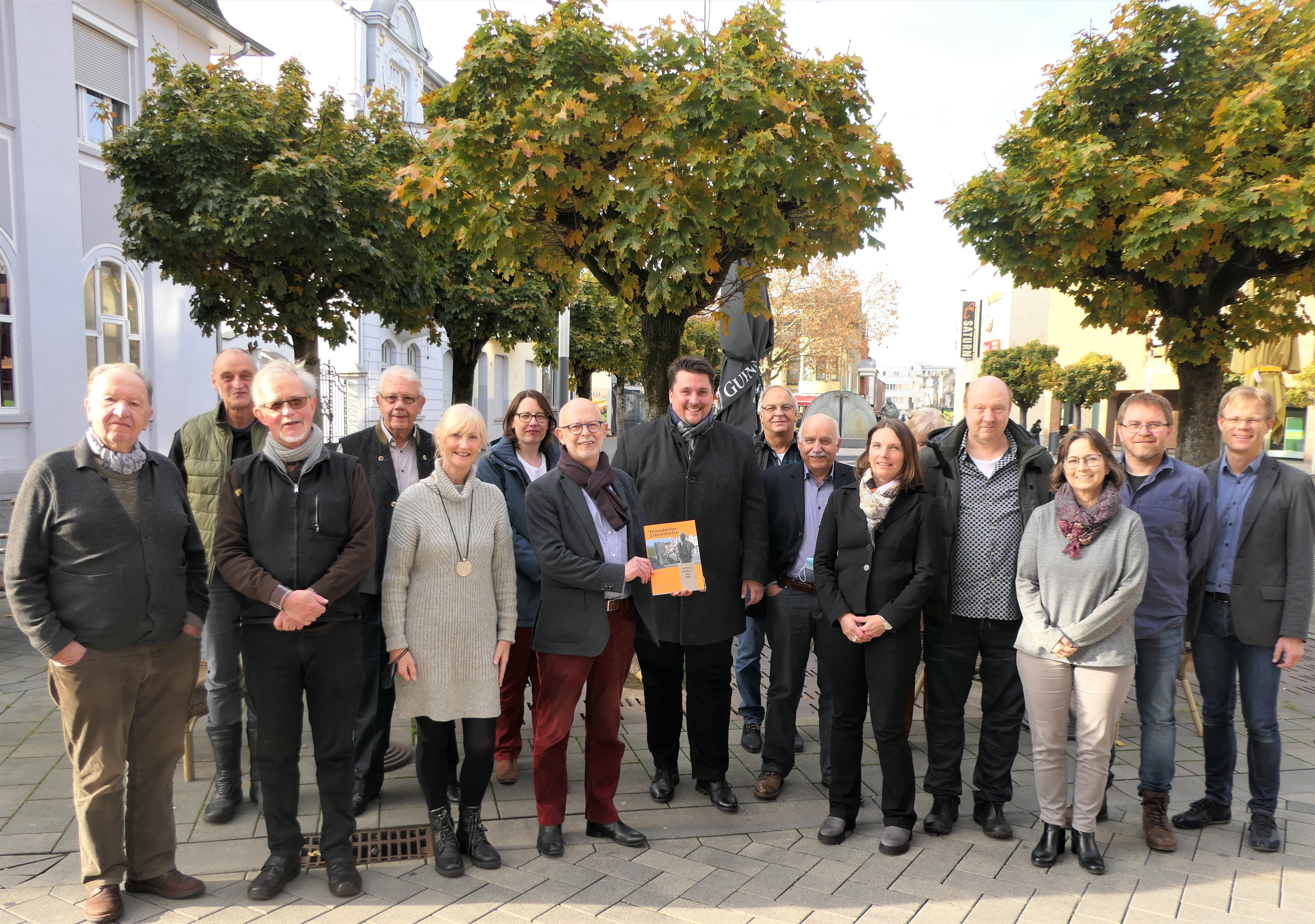 Autorinnen und Autoren des neuen Jahreshefts, in der Mitte mit Bürgermeister Alexander Biber und Claus Chrispeels. 