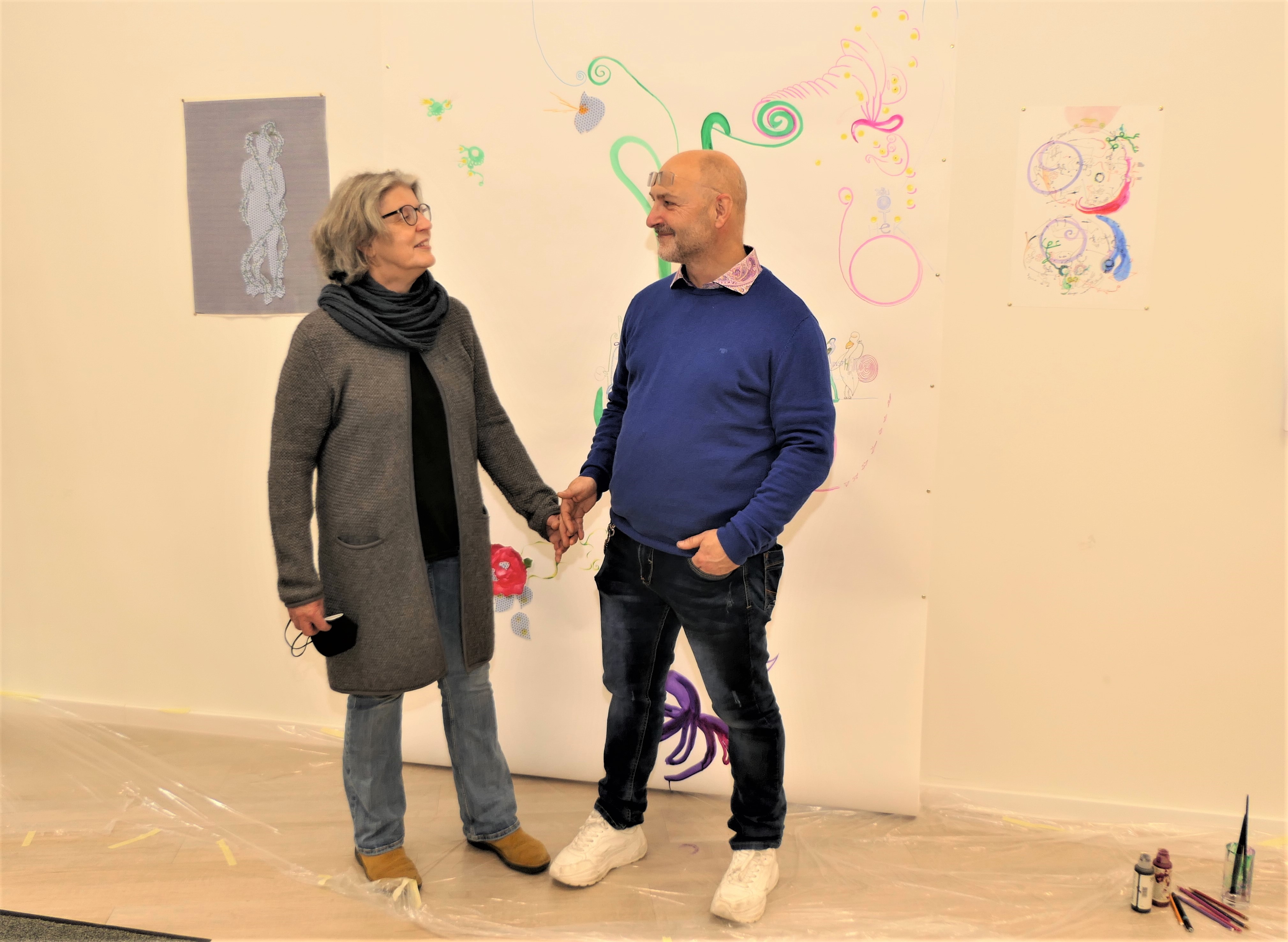 Regula Maria Muller und Moritz Ebinger vor ihrem Kunstwerk.