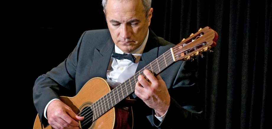 Roberto Moya und seine Gitarre La Divina.