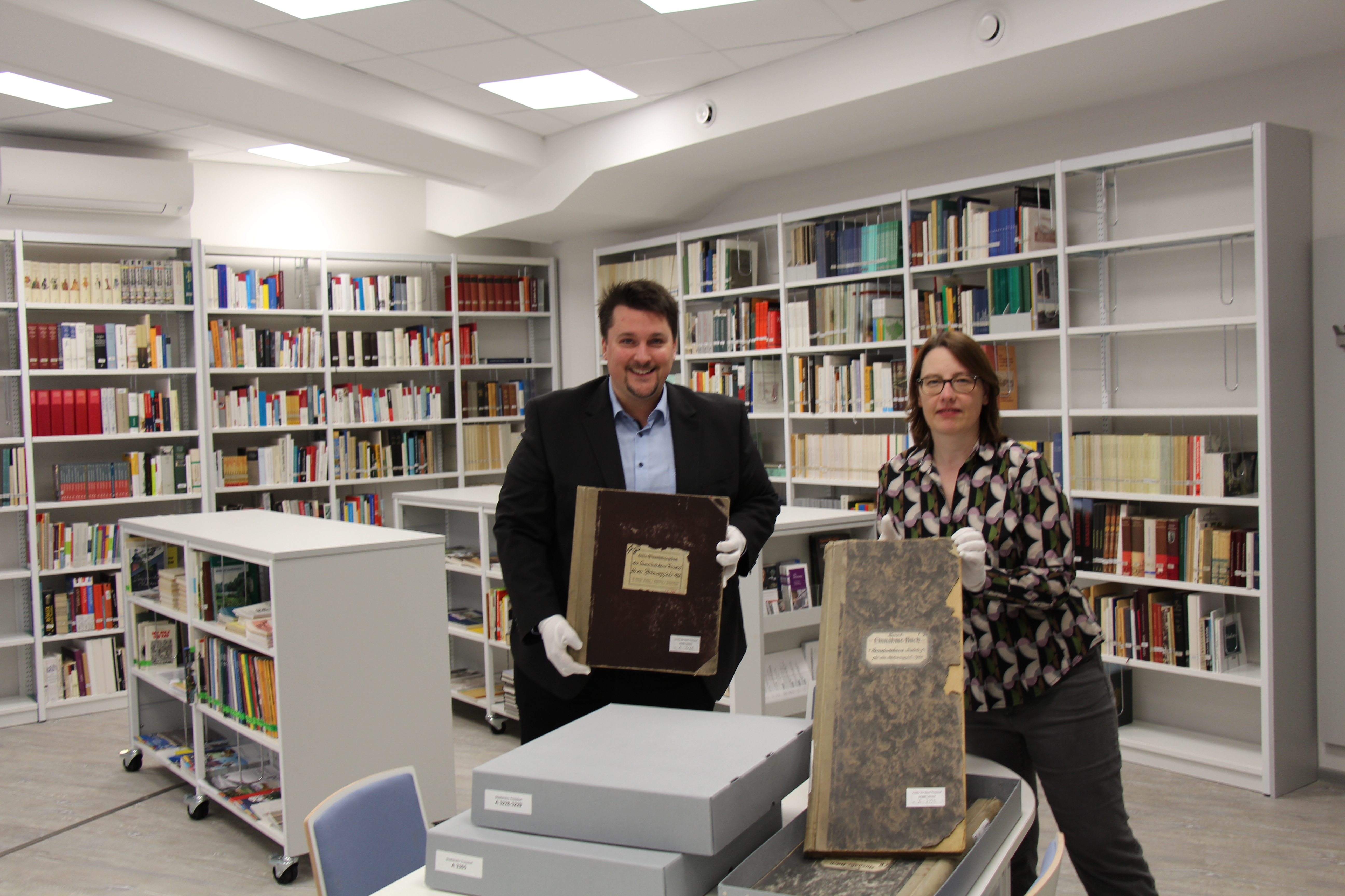Bürgermeister Alexander Biber und Archivleiterin Antje Winter begutachteten die neuen Kartons für die Kassenbücher