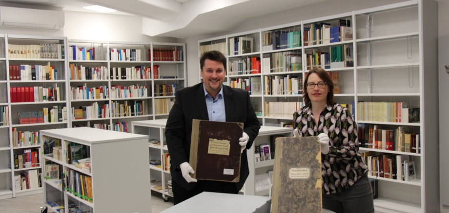 Bürgermeister Alexander Biber und Archivleiterin Antje Winter begutachteten die neuen Kartons für die Kassenbücher
