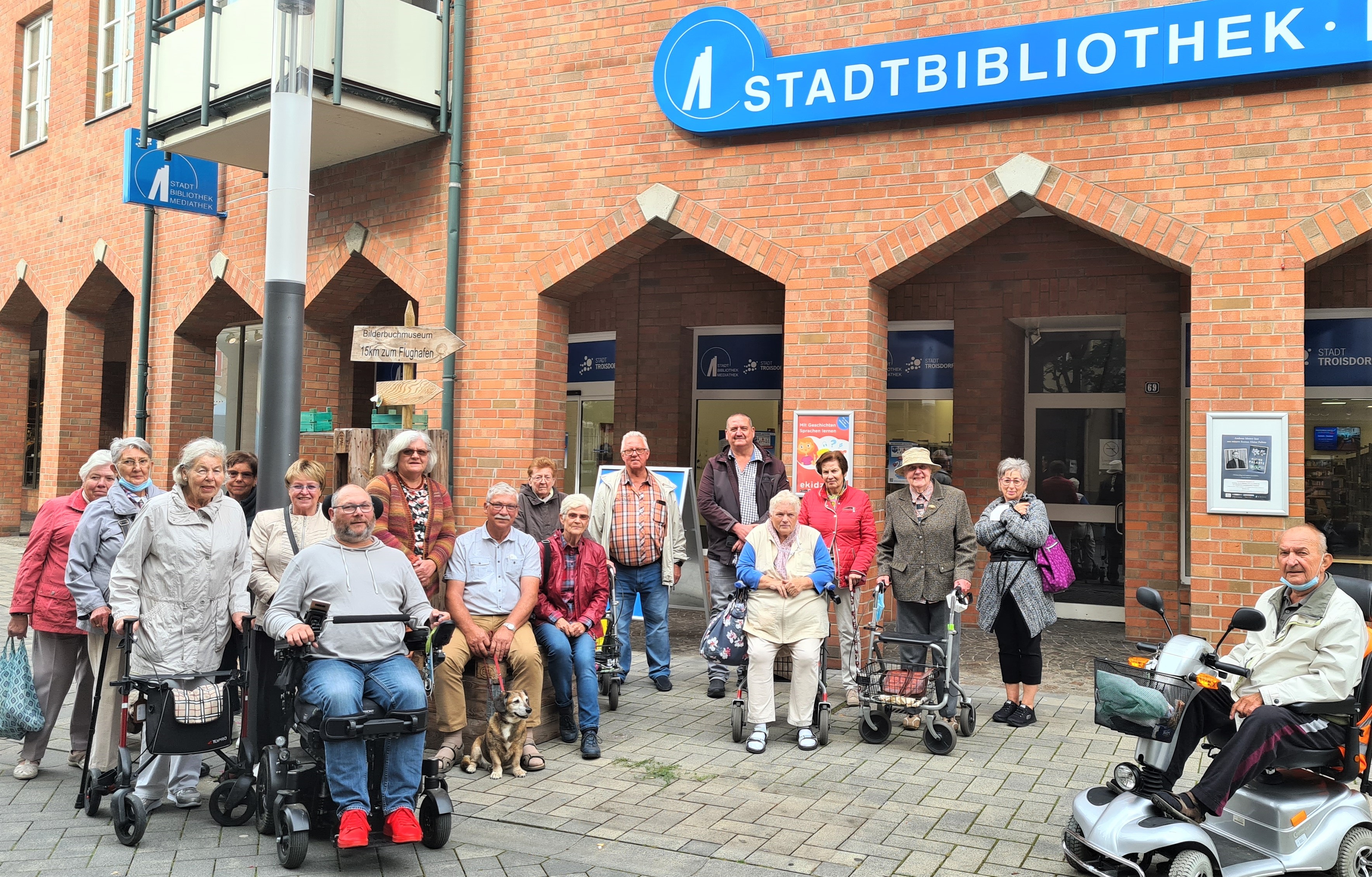 Treffpunkt zu einem schönen Nachmittag an der Stadtbibliothek.