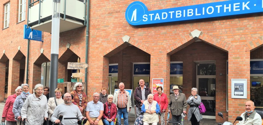 Treffpunkt zu einem schönen Nachmittag an der Stadtbibliothek.