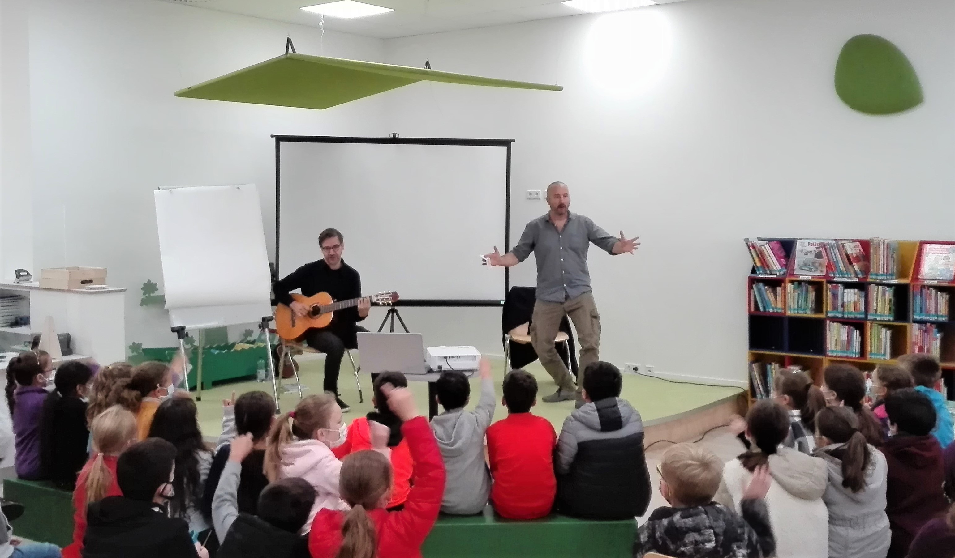 Hans-Christian Schmidt und Andreas Nemet begeisterten die Kinder in der Lesung auch mit Gesang und Schauspielerei. 
