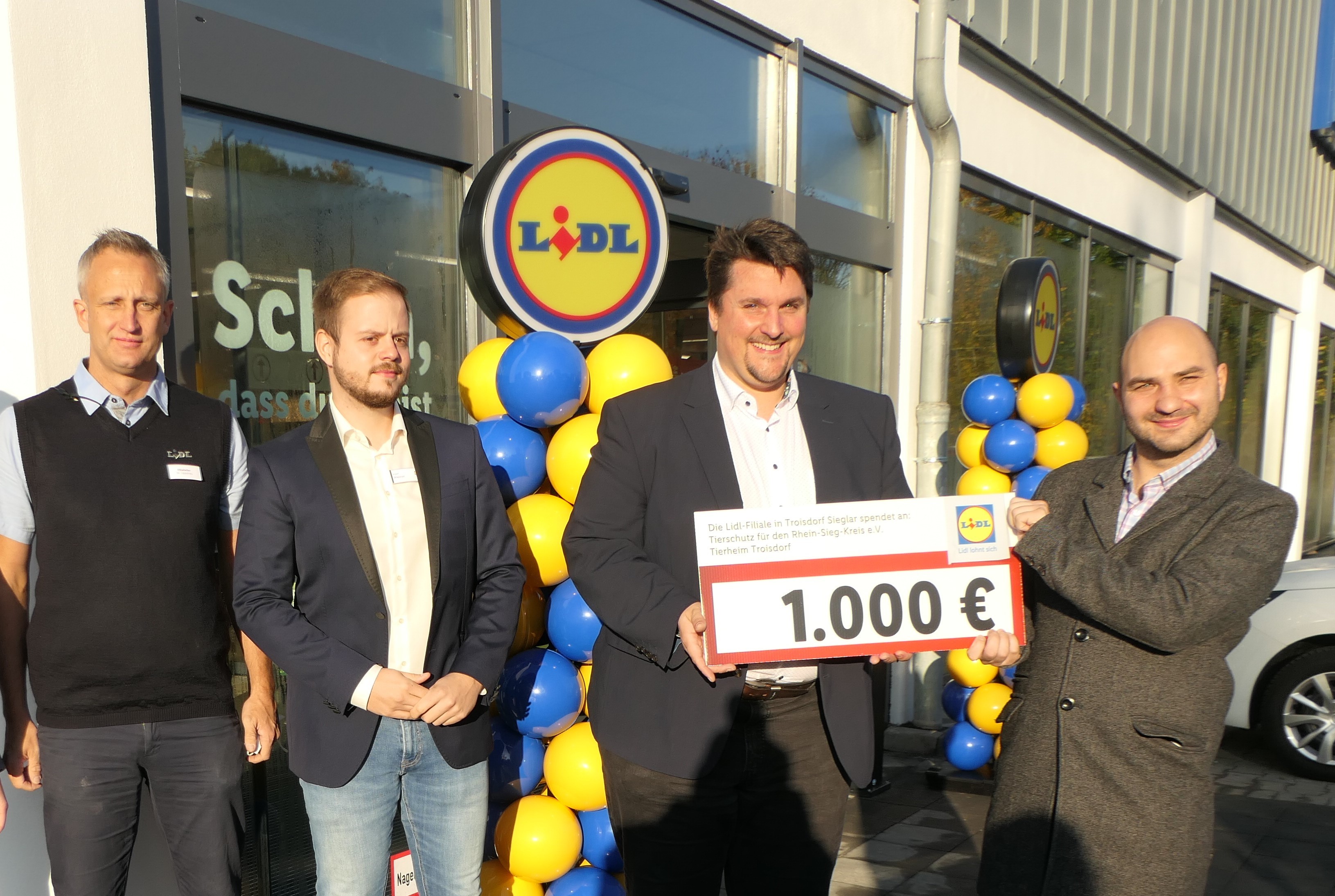 Freude über die Spende: v.l. Lidl-Mitarbeiter Ronny Lippstreu und Philipp Wiesner, Bürgermeister Alexander Biber und Raphael Schramm vom Tierheim Troisdorf.