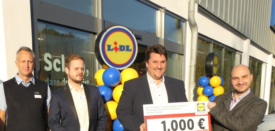 Freude über die Spende: v.l. Lidl-Mitarbeiter Ronny Lippstreu und Philipp Wiesner, Bürgermeister Alexander Biber und Raphael Schramm vom Tierheim Troisdorf.