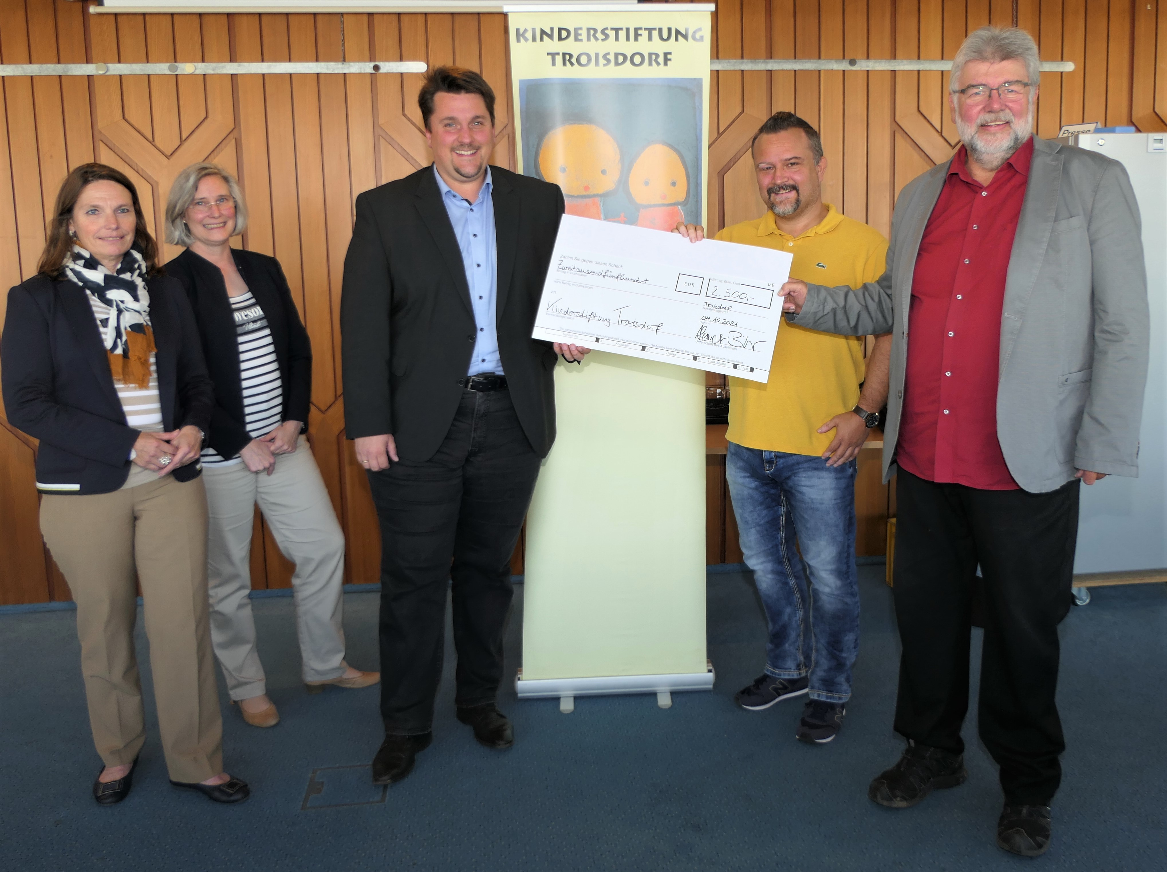 Übergabe der Restcent-Sammlung der Stadtverwaltung an die Kinderstiftung. 