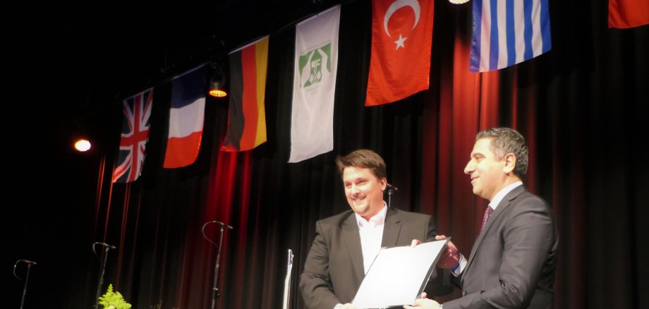 Die Bürgermeister Alexander Biber und Mustafa Kayalar mit der Partnerschaftsurkunde.