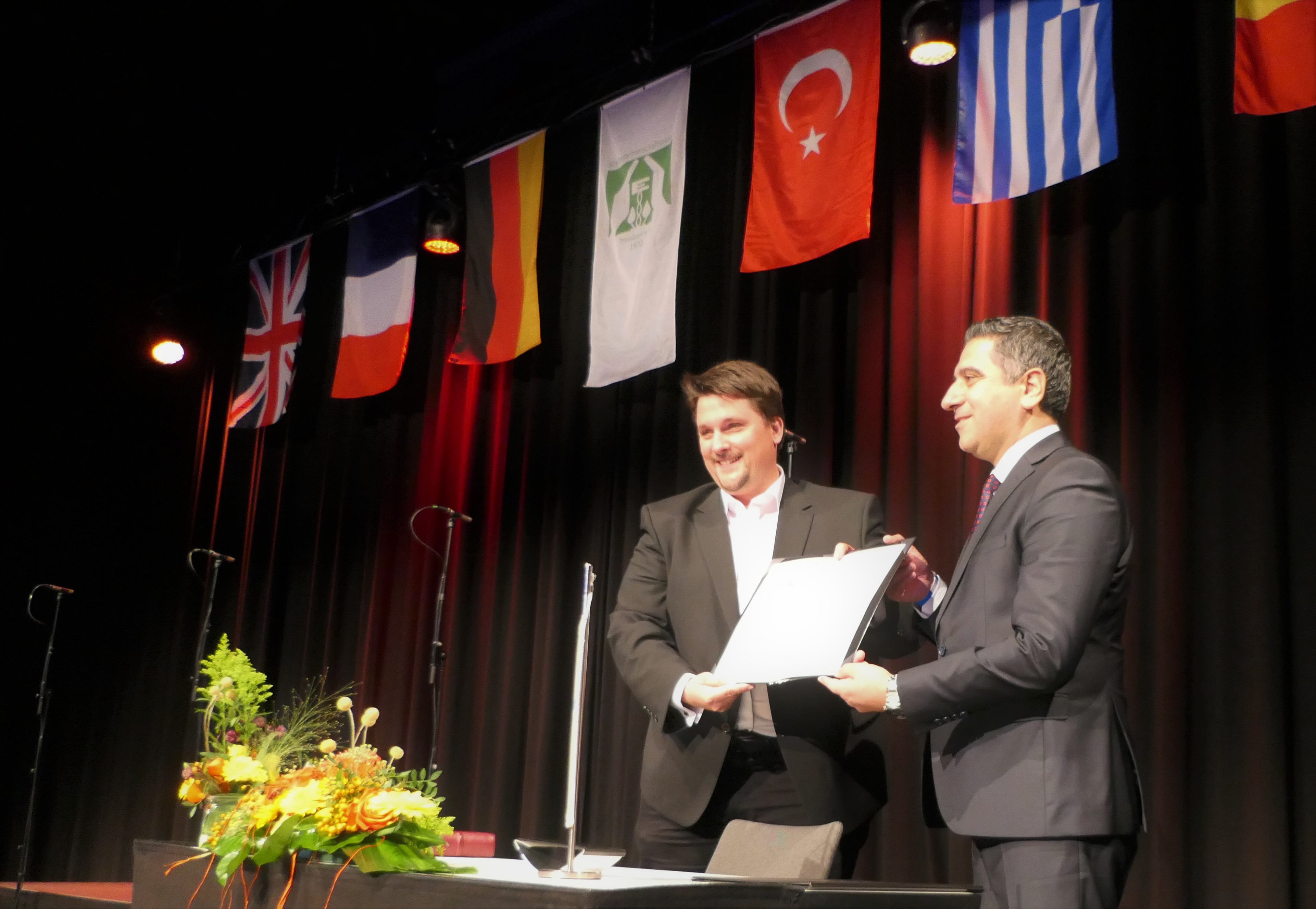 Die Bürgermeister Alexander Biber und Mustafa Kayalar mit der Partnerschaftsurkunde.