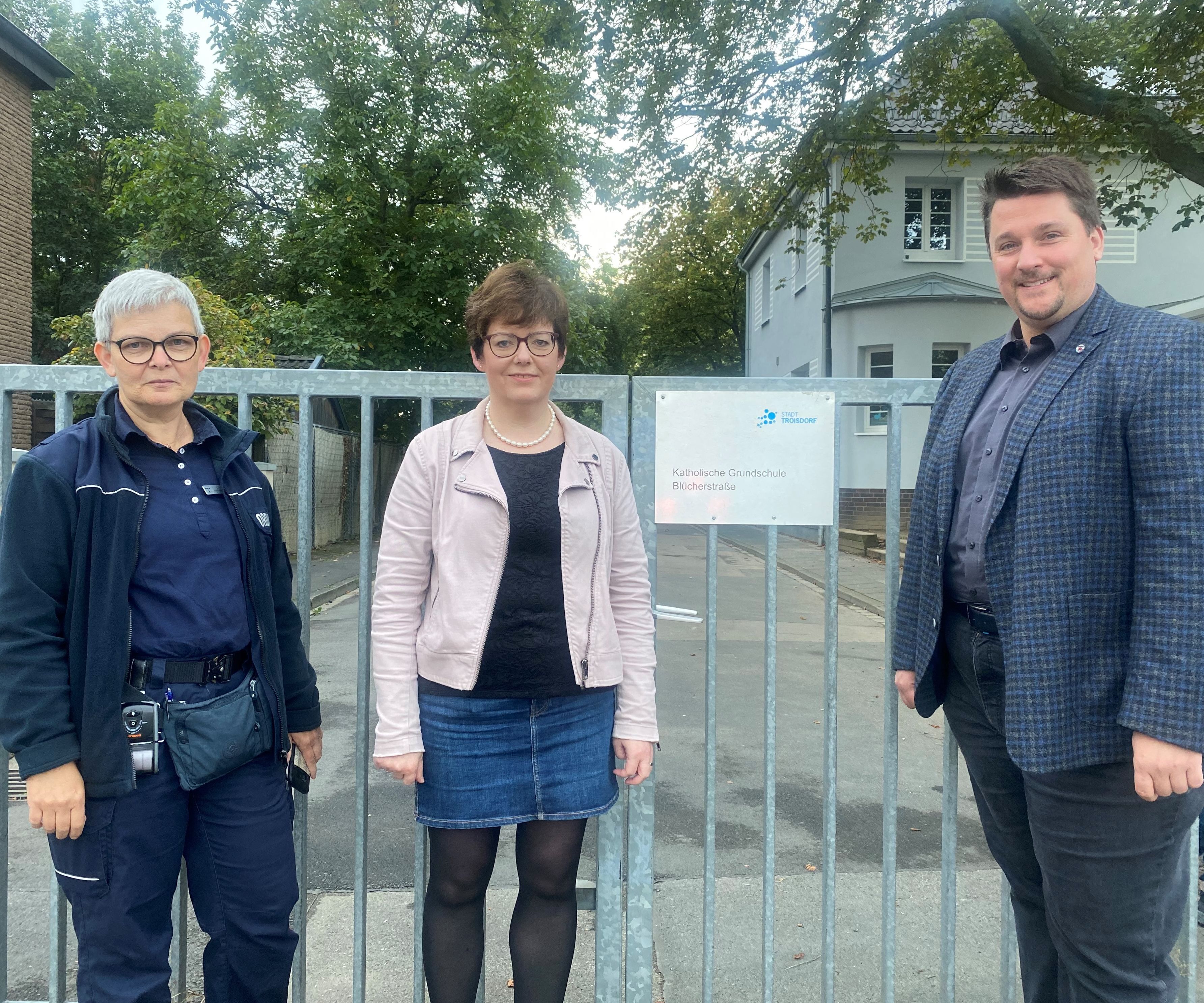 Vor der Grundschule Blücherstraße mit Bürgermeister, Ordnungsamt und Schulleitung. 