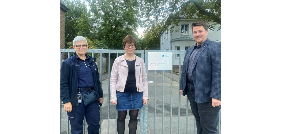 Vor der Grundschule Blücherstraße mit Bürgermeister, Ordnungsamt und Schulleitung. 