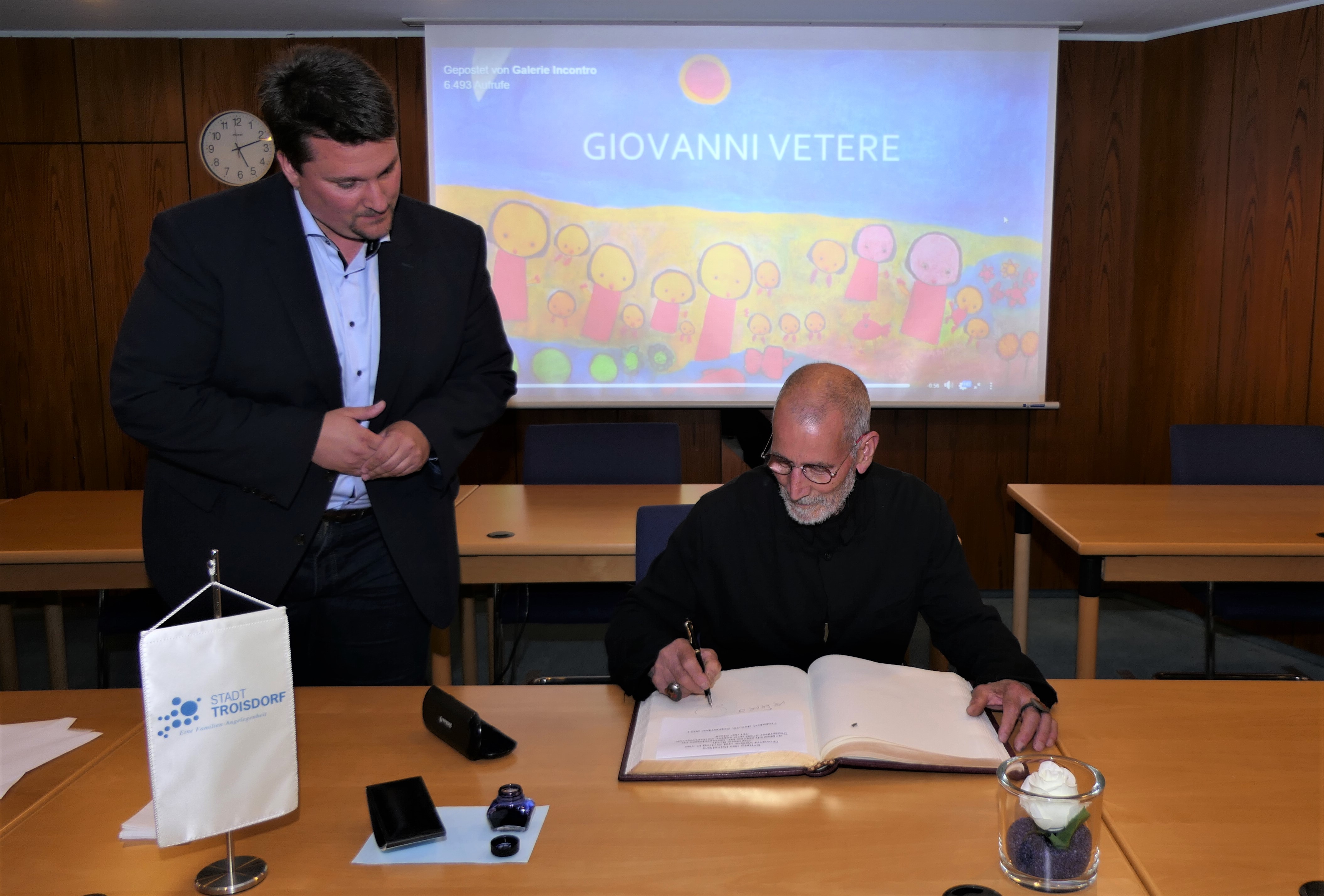 Im Beisein von Bürgermeister Alexander Biber trägt sich Giovanni Vetere ins Goldene Buch ein.  Im Beisein von Bürgermeister Alexander Biber trägt sich Giovanni Vetere ins Goldene Buch ein.