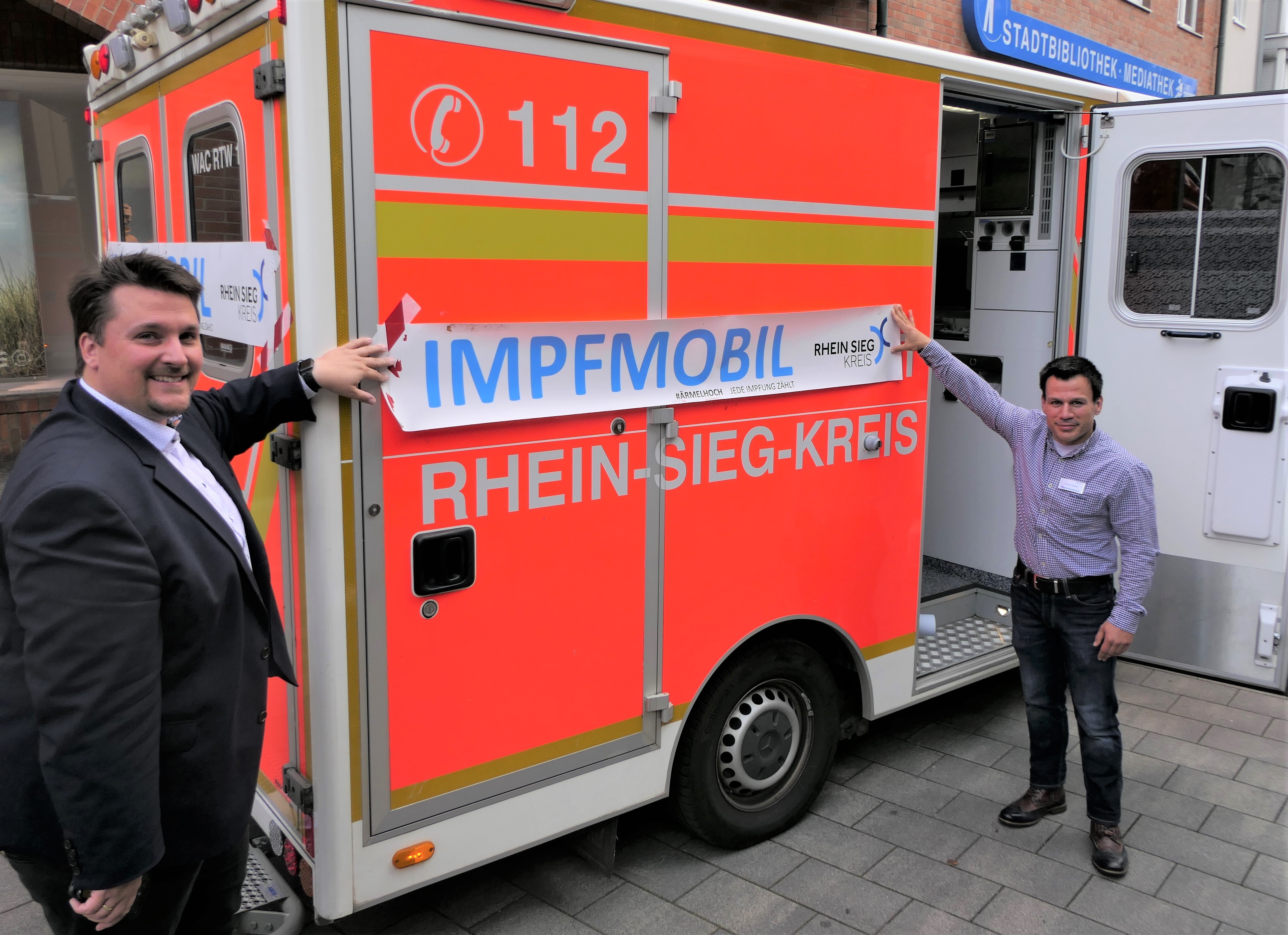 Bürgermeieter Biber und Bibliotheksleiter Maaß am Impf-Mobil. 