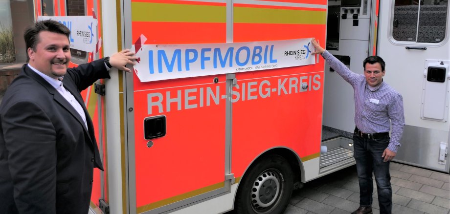 Bürgermeieter Biber und Bibliotheksleiter Maaß am Impf-Mobil. 