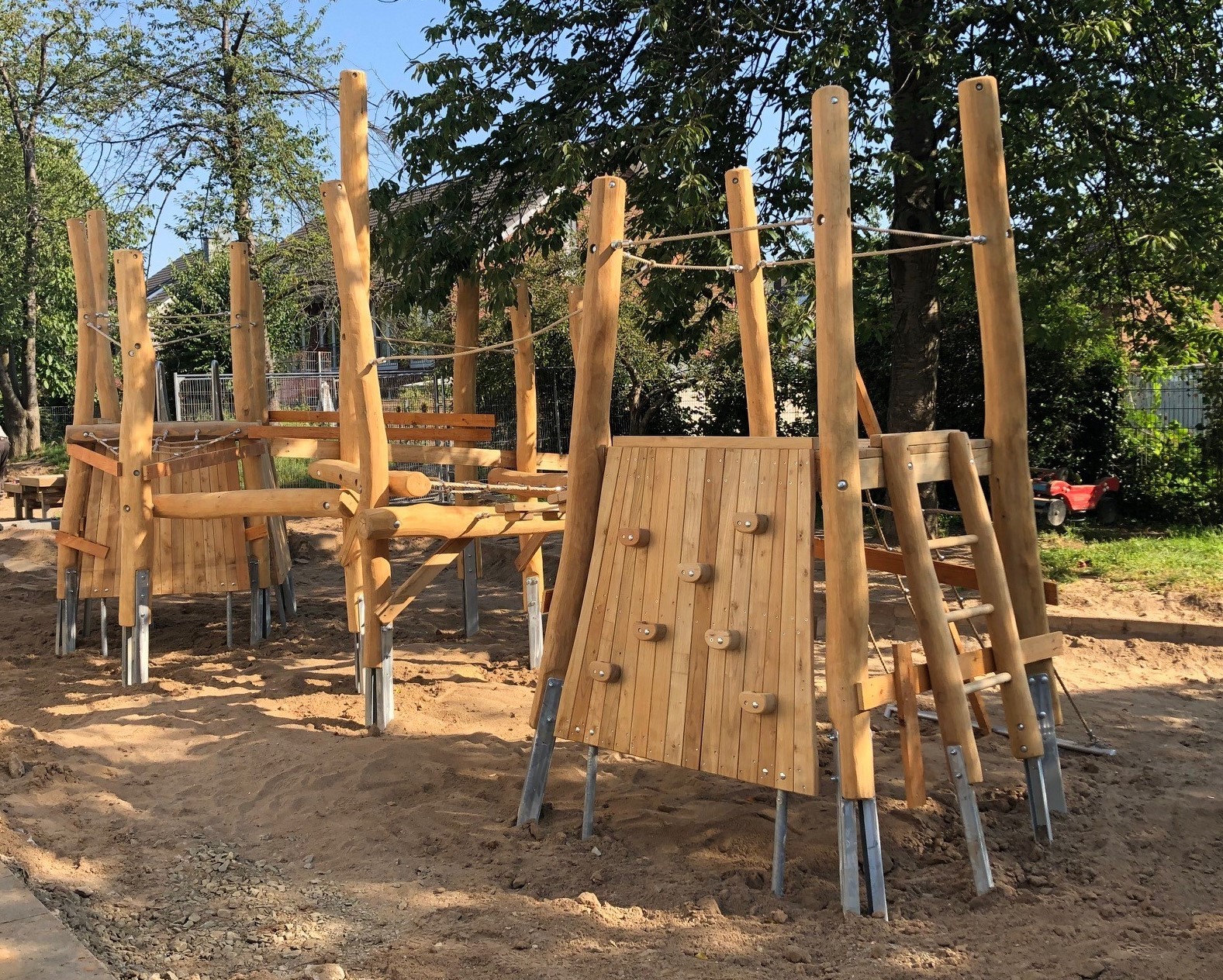 Neues Klettergerät für die Kita in der Markusstraße in Bergheim. 