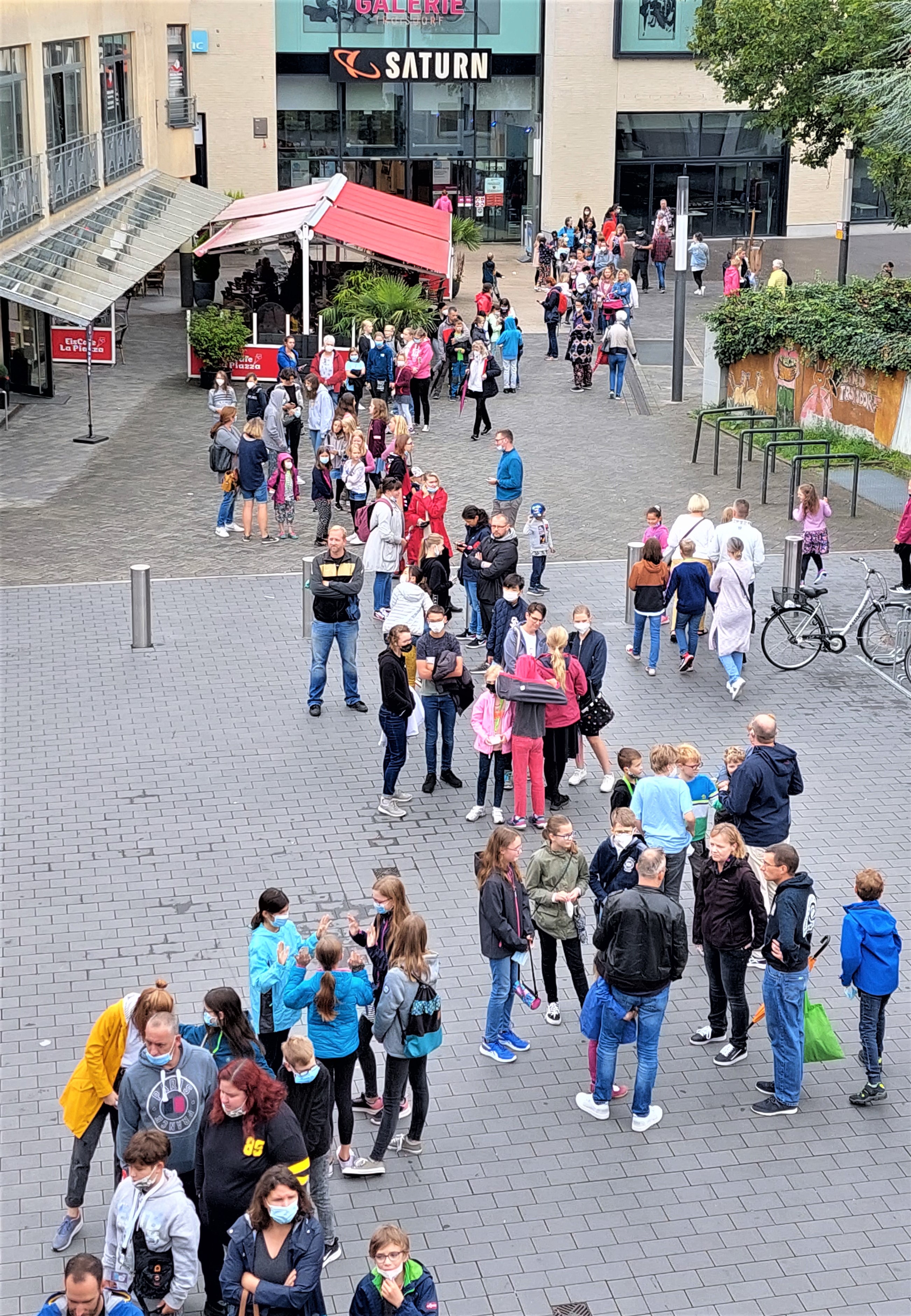Kinder auf dem Weg zur Abschlussveranstaltung des Sommerleseclubs. 