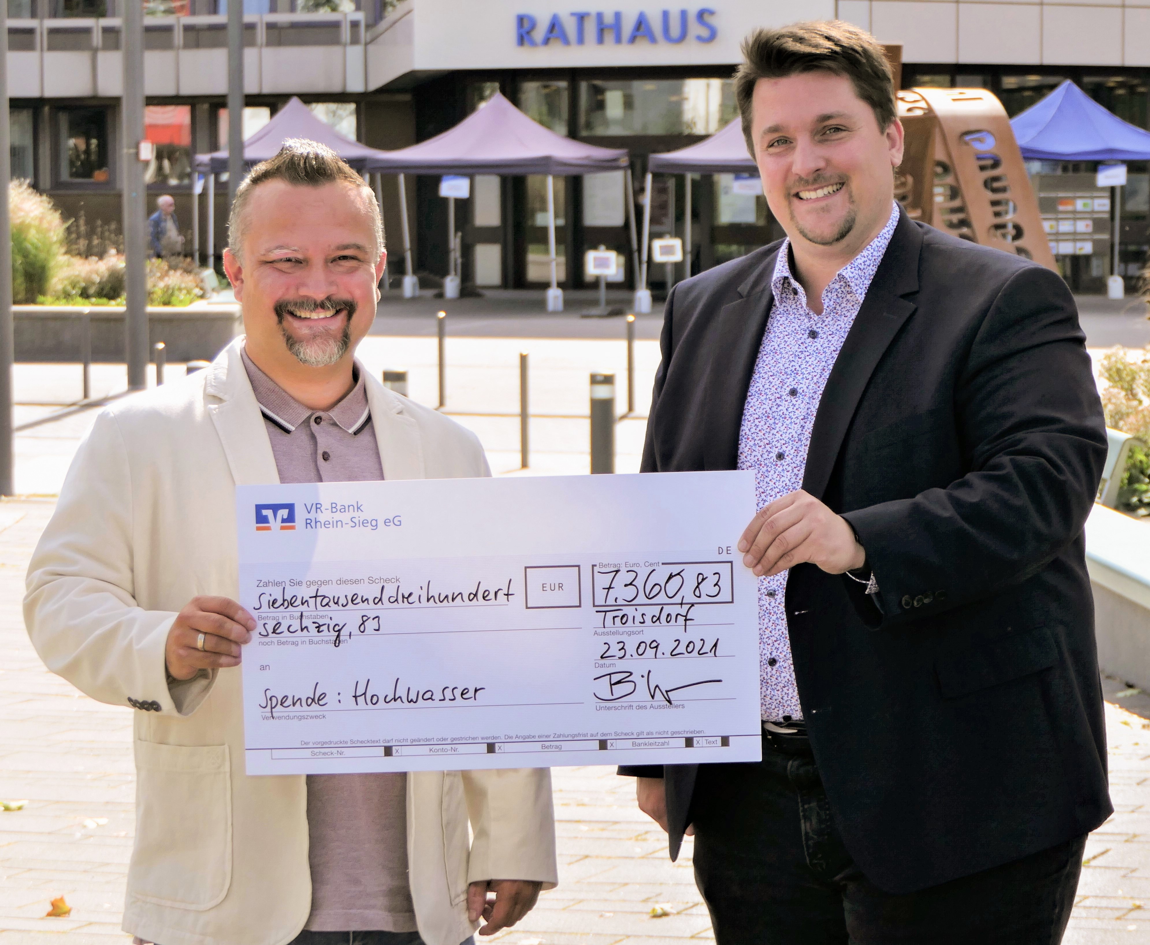 Bürgermeister Alexander Biber und Jan Masemann vom Personalrat. 