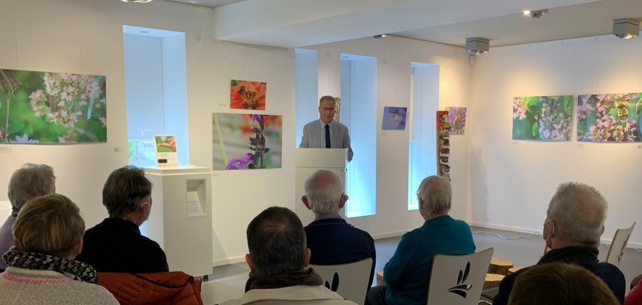 Ausstellung über das Leben der Hummeln im Heide-Portal, zur Eröffnung begrüße der stellvertretende Bürgermeister Guido Menzenbach die Gäste