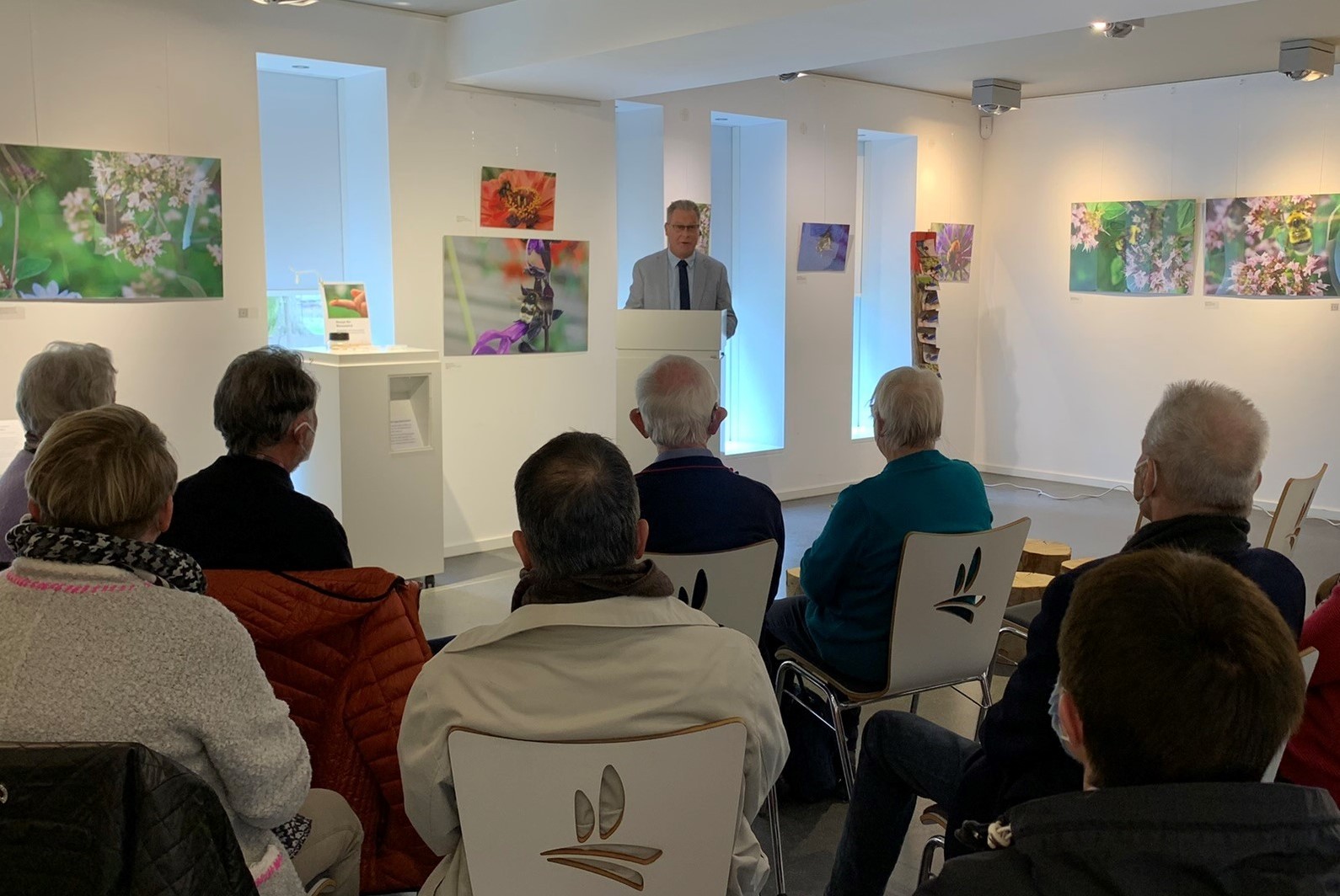 Ausstellung über das Leben der Hummeln im Heide-Portal, zur Eröffnung begrüße der stellvertretende Bürgermeister Guido Menzenbach die Gäste