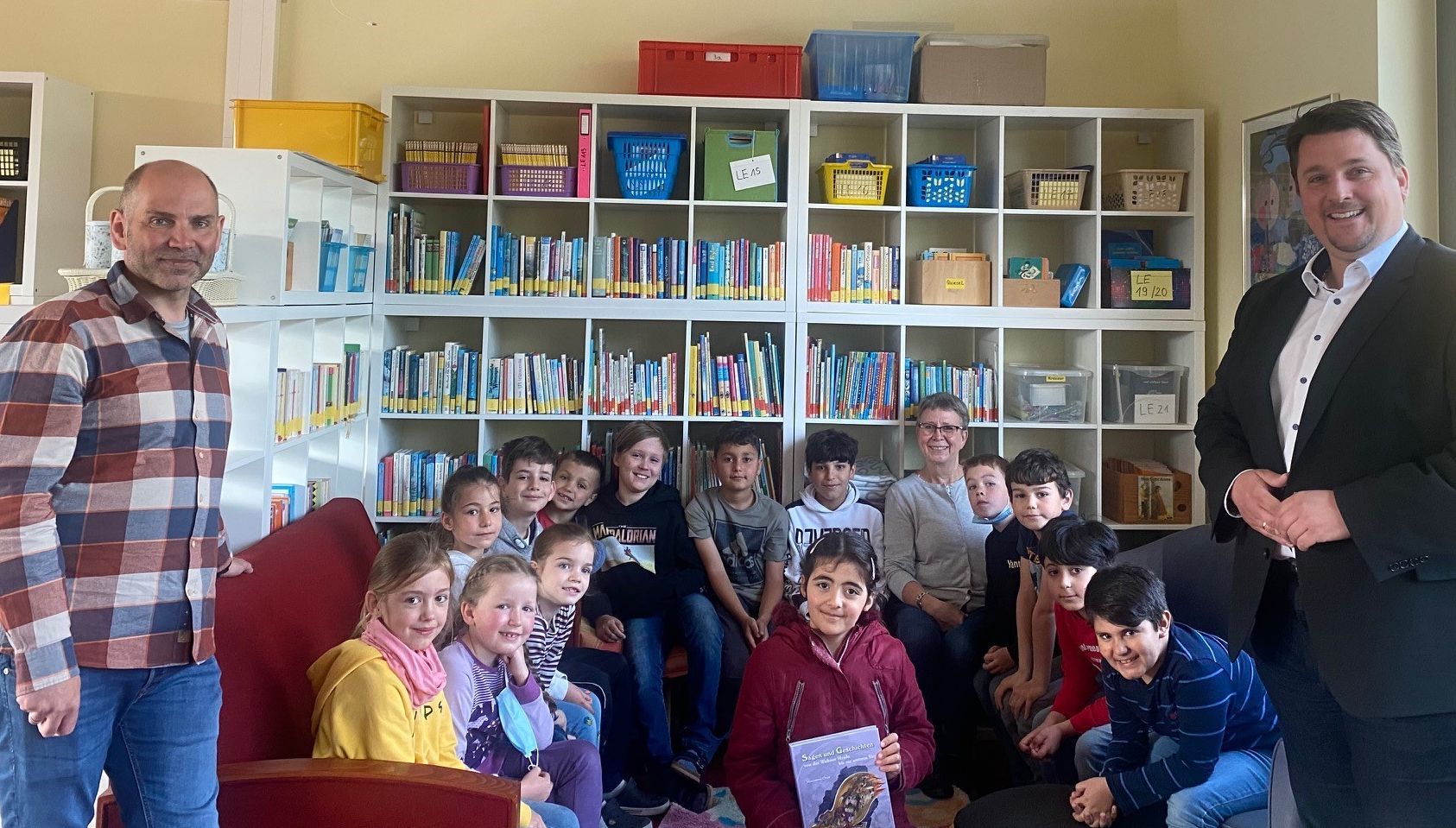 Schulleiter Andreas Friedrichs, Koordinatorin Bettina Kreuzer mit Bürgermeister Alexander Biber und Schülervertretern aller Klassen im neuen Leseland.