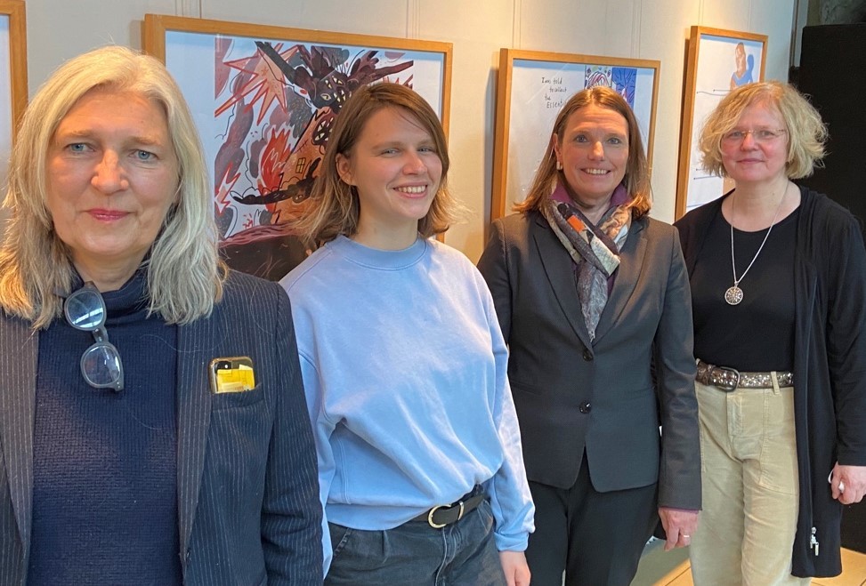 Ausstellungsinitiatorin Ute Wegmann, Künstlerin Anna Sarvira, Erste Beigeordnete Tanja Gaspers und Pauline Liesen vom Bilderbuchmuseum 