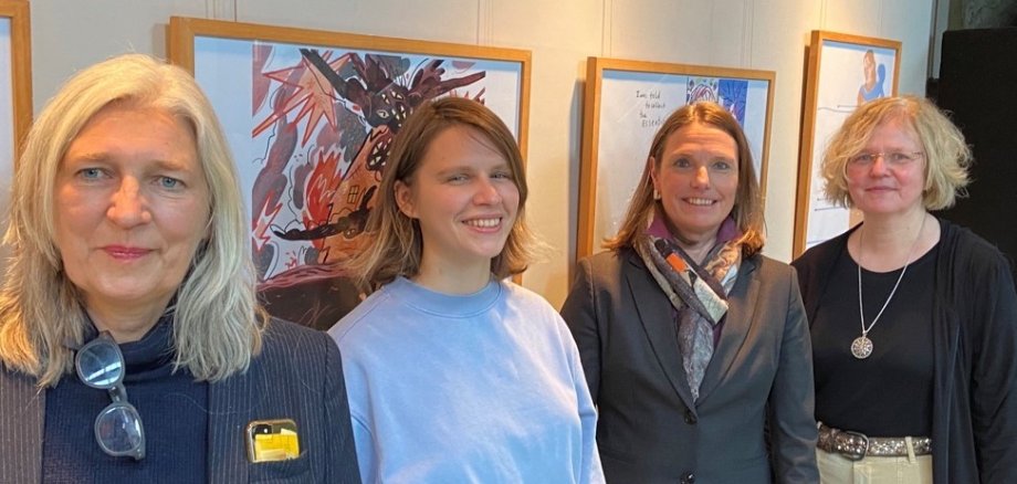 Ausstellungsinitiatorin Ute Wegmann, Künstlerin Anna Sarvira, Erste Beigeordnete Tanja Gaspers und Pauline Liesen vom Bilderbuchmuseum 