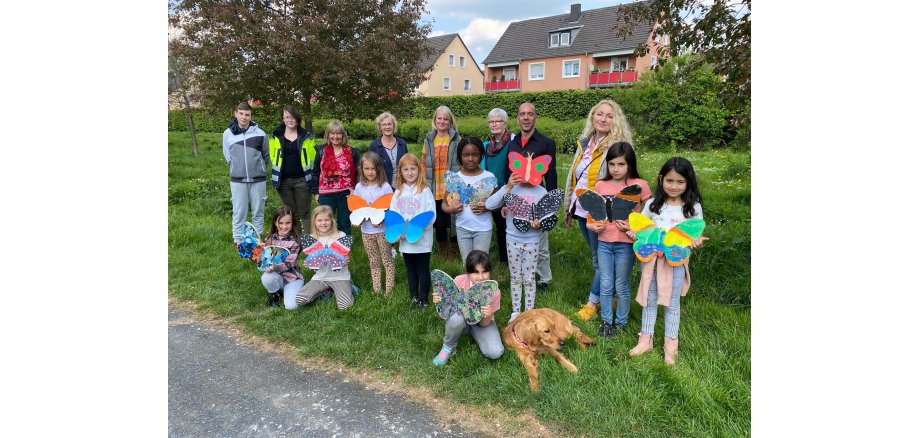 Kinder der Trogata Janosch-Grundschule und ihre Helfer*innen.