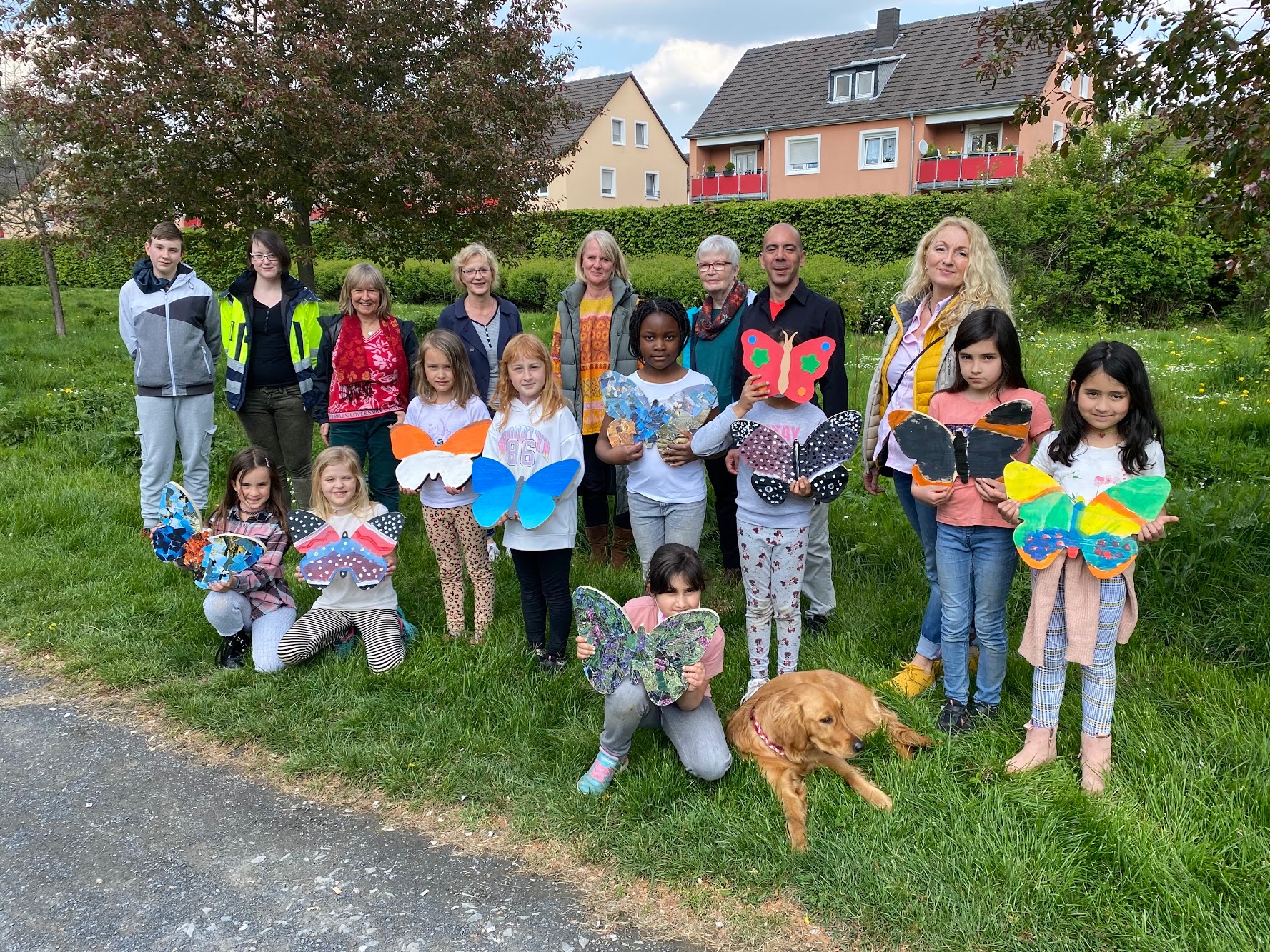 Kinder der Trogata Janosch-Grundschule und ihre Helfer*innen.