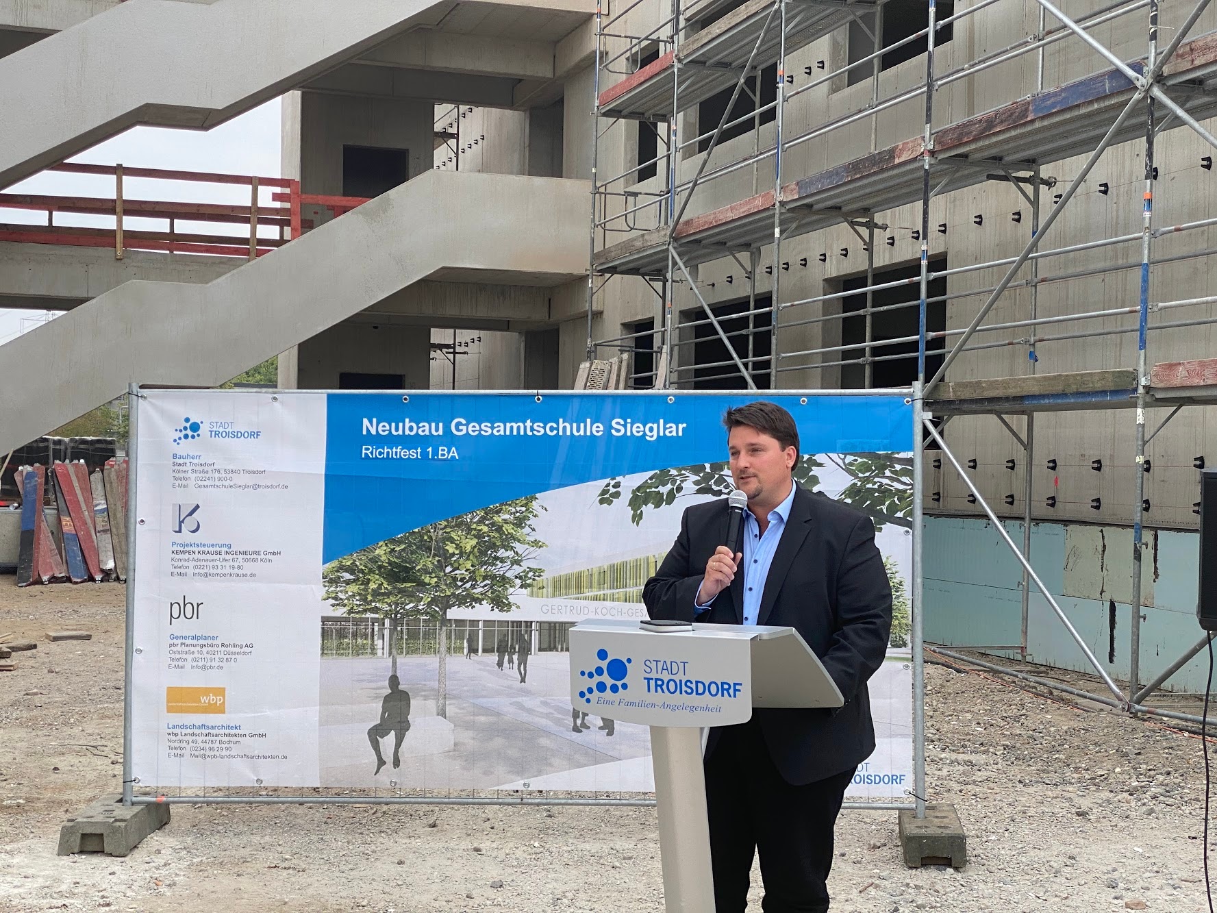 Bürgermeister Biber dankte allen am Baufortschritt Beteiligten.