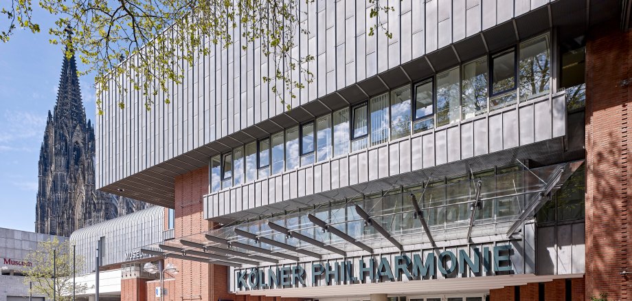 Vordach der Kölner Philharmonie mit Kölner Dom. Bild: Guido Erbring/Philharmonie