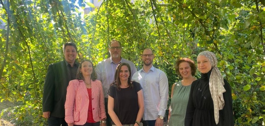 Bürgermeister Alexander Biber, Beigeordnete Tanja Gaspers, der Leiter des Jugendamtes Dr. Markus Wüst, Beratungsstellenleiter Bastian Mondorf und Mitarbeiterinnen des Teams