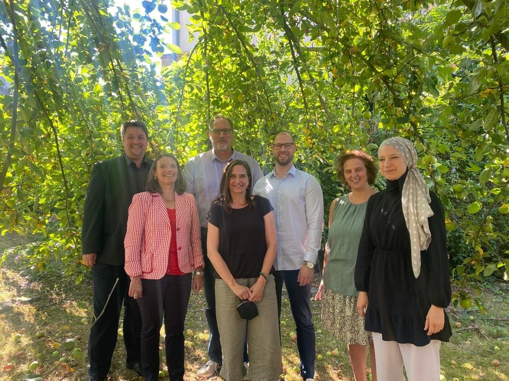 Bürgermeister Alexander Biber, Beigeordnete Tanja Gaspers, der Leiter des Jugendamtes Dr. Markus Wüst, Beratungsstellenleiter Bastian Mondorf und Mitarbeiterinnen des Teams