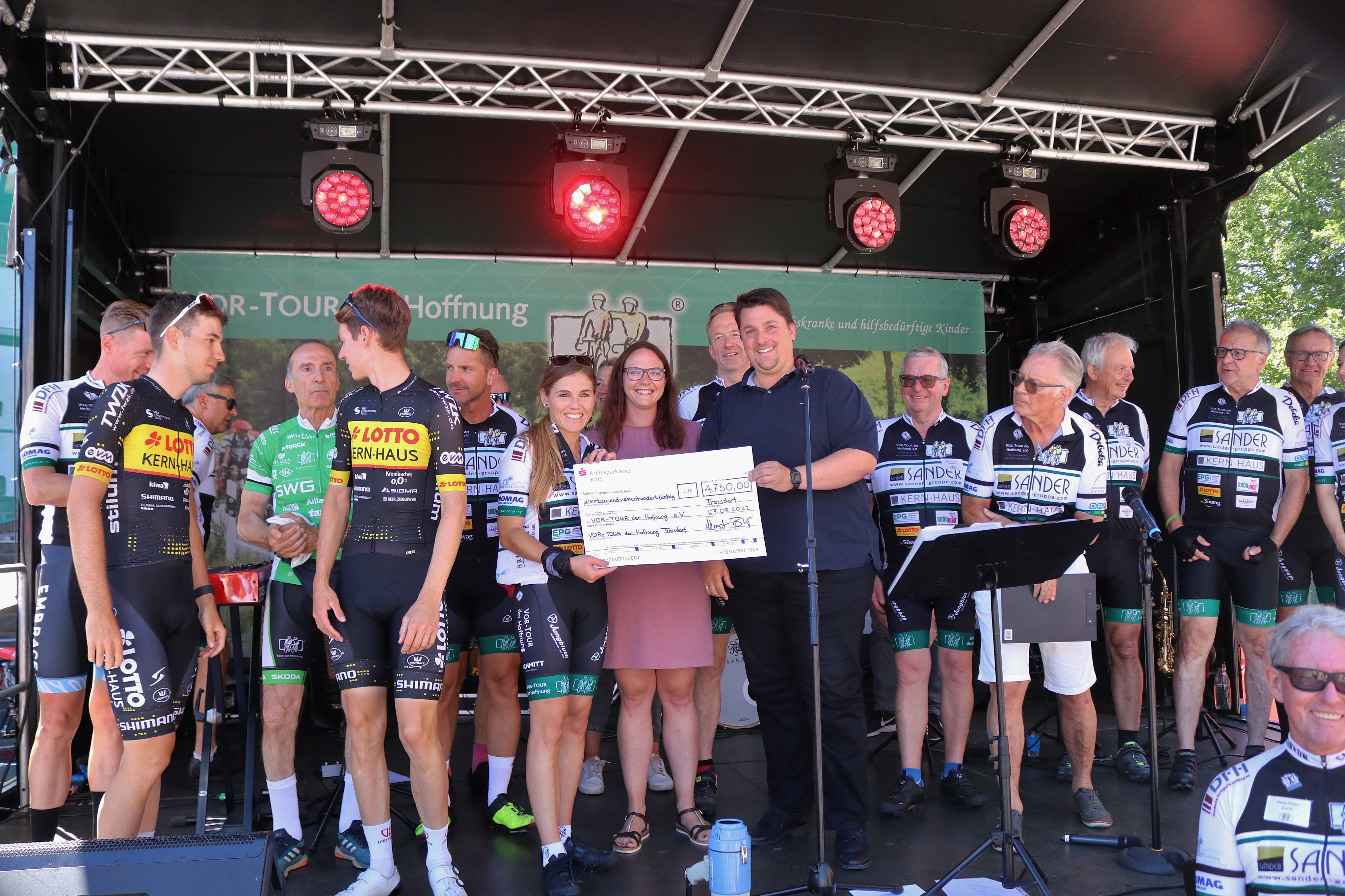 Die Vor-Tour-der-Hoffnung-Fahrer auf dem Fischerplatz mit Landtagsabgeordneter Katharina Gebauer und Bürgermeister Alexander Biber.