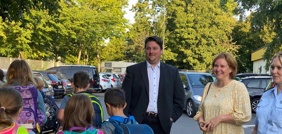 Bürgermeister Alexander Biber, Schulleiterin Vera Schlecht-Geschke und Sachgebietsleiterin Sandra Zemla (v.l) 