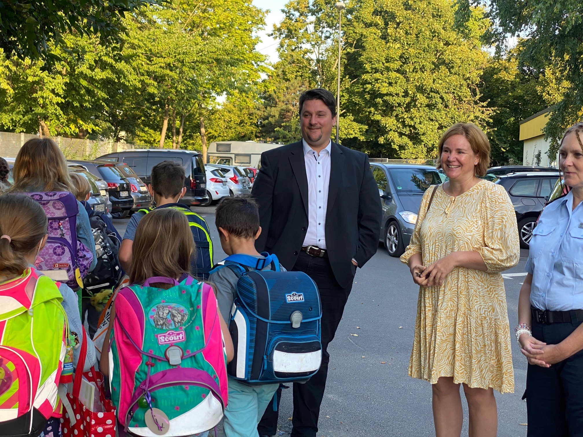 Bürgermeister Alexander Biber, Schulleiterin Vera Schlecht-Geschke und Sachgebietsleiterin Sandra Zemla (v.l) 