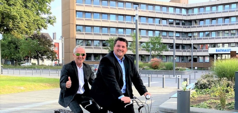 Geht auch auf dem Tandem: Mitmachen beim Stadtradeln, hier ein Archivfoto mit Bürgermeister Biber und dem technischen Dezernenten Walter Schaaf.