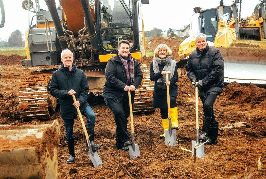 Zum offiziellen 1. Spatenstich „Auf dem Grend“ in Sieglar trafen sich der Technische Beigeordnete der Stadt Troisdorf Walter Schaaf, Bürgermeister Alexander Biber sowie die Geschäftführung der TroiKomm Andrea Vogt und Michael Roelofs.