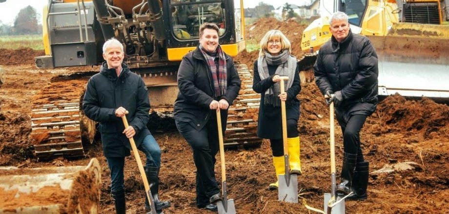 Zum offiziellen 1. Spatenstich „Auf dem Grend“ in Sieglar trafen sich der Technische Beigeordnete der Stadt Troisdorf Walter Schaaf, Bürgermeister Alexander Biber sowie die Geschäftführung der TroiKomm Andrea Vogt und Michael Roelofs.