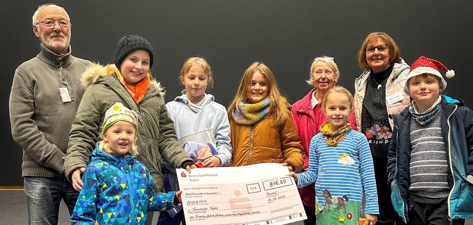 v.l. Gert Kamp, Magdalena, Frieda, Victoria, Anna-Victoria, Kuni Andree, Katharina, Regina Lunetta und Jakob