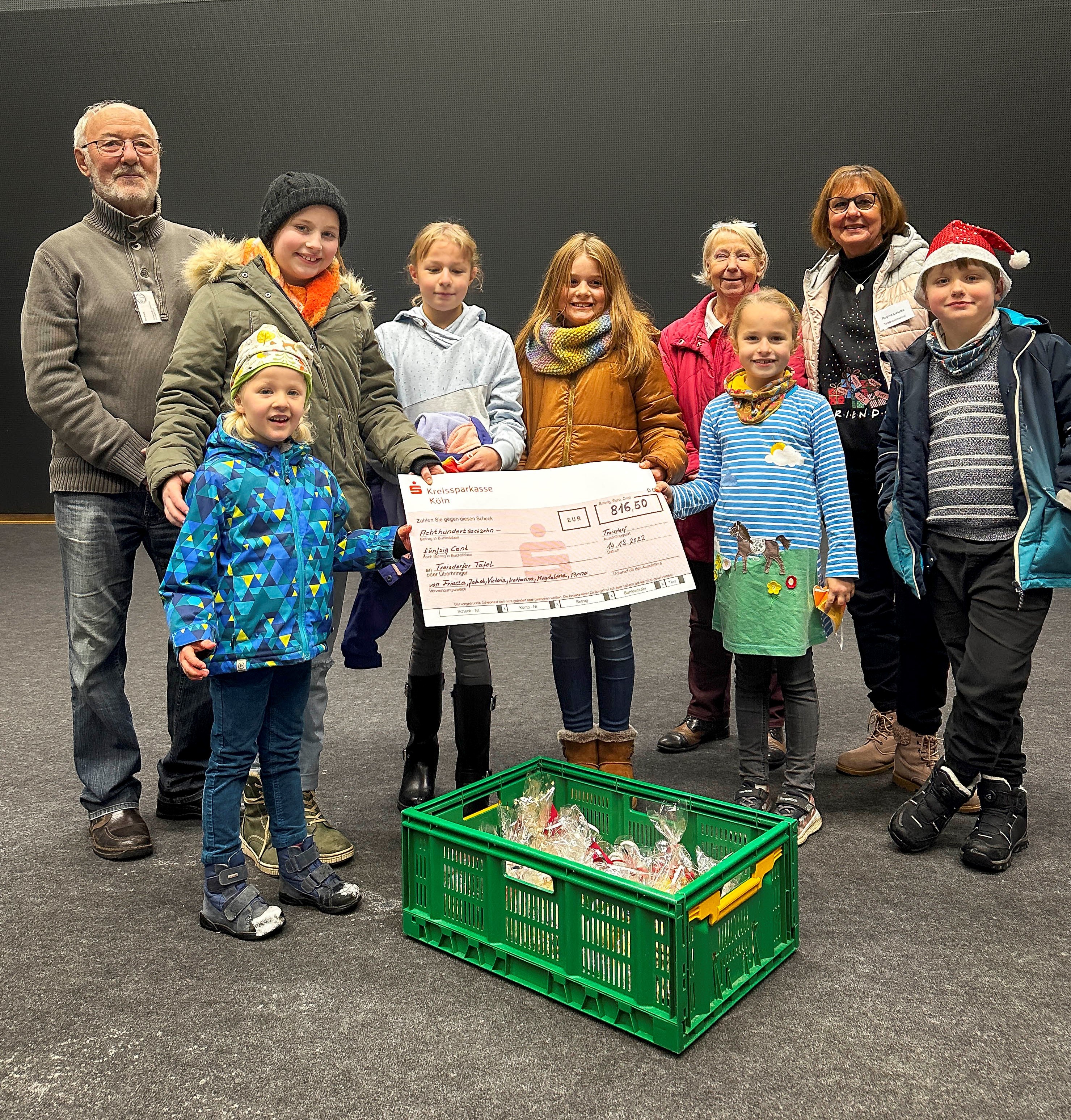 v.l. Gert Kamp, Magdalena, Frieda, Victoria, Anna-Victoria, Kuni Andree, Katharina, Regina Lunetta und Jakob