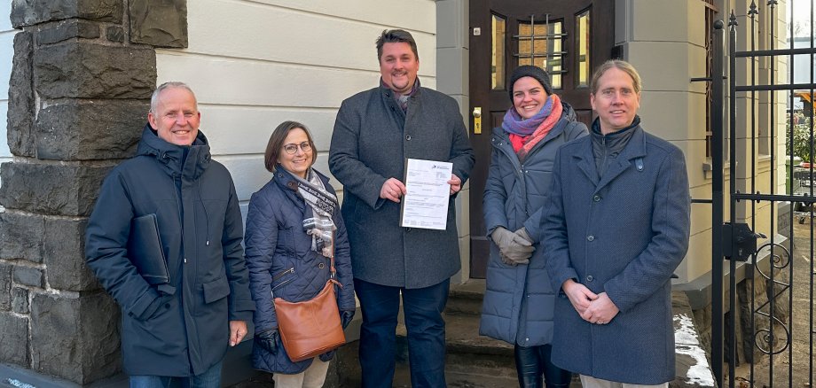 Bürgermeister Alexander Biber überreicht den Förderbescheid in Höhe von 10.000 Euro. V.l. Beigeordneter Walter Schaaf, Beate von Berg, Alexander Biber, Eheleute Werner