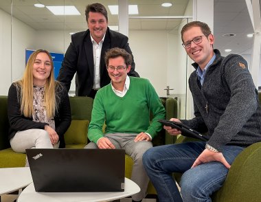 v.l. Vanessa Federau von der Vergabestelle der Stadt Troisdorf, Bürgermeister Alexander Biber, Projektleiter Max Schwerhoff und Digitalisierungsbeauftragter Fabian Wagner 