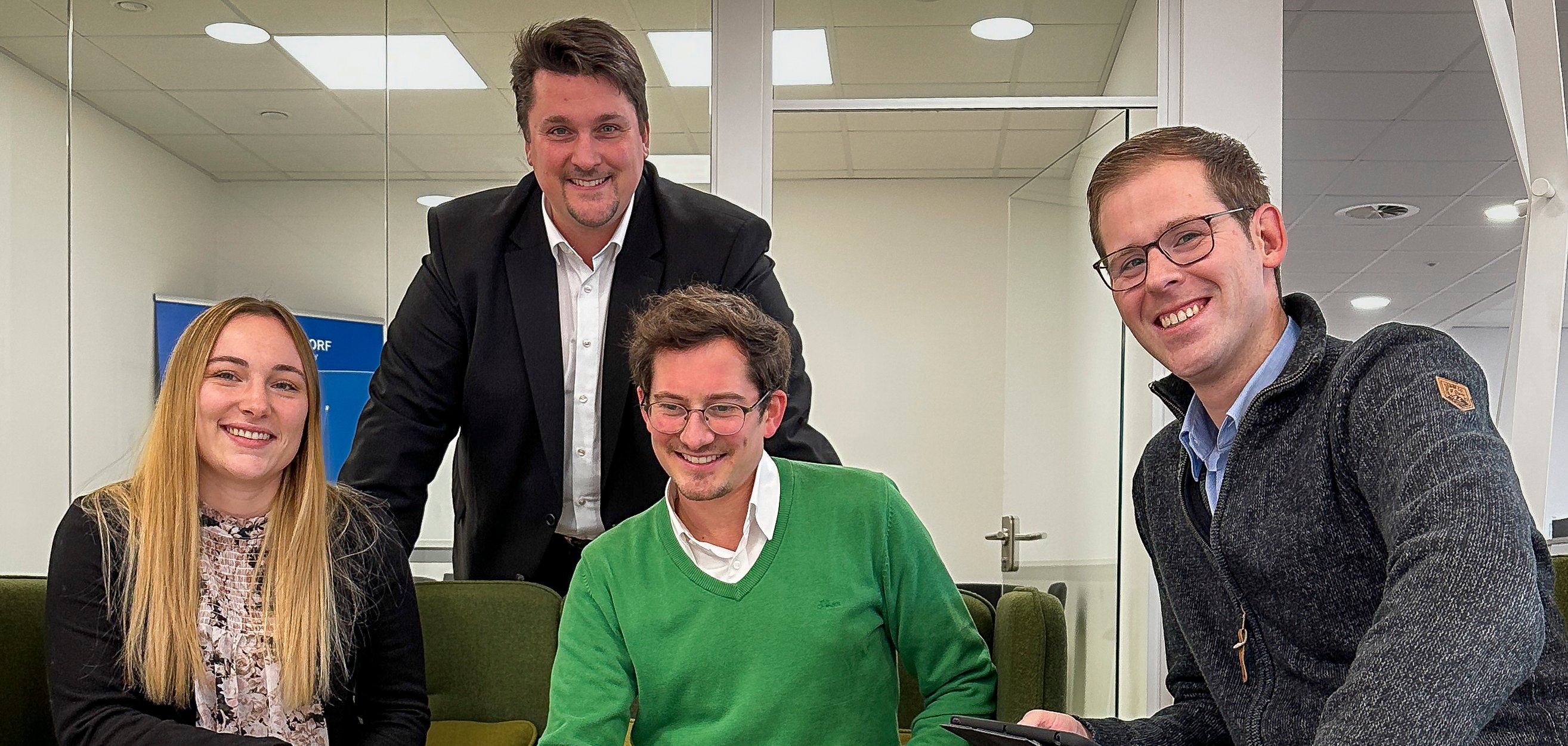 v.l. Vanessa Federau von der Vergabestelle der Stadt Troisdorf, Bürgermeister Alexander Biber, Projektleiter Max Schwerhoff und Digitalisierungsbeauftragter Fabian Wagner  v.l. Vanessa Federau von der Vergabestelle der Stadt Troisdorf, Bürgermeister Alexander Biber, Projektleiter Max Schwerhoff und Digitalisierungsbeauftragter Fabian Wagner