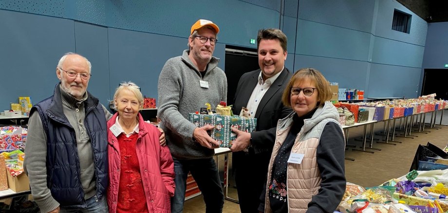 V l. Gerd Kamp, Kuni Andrée und Achim Riego vom Tafelteam nahmen die Weihnachtspakete in Empfang, die Bürgermeister Alexander Biber (2.v.r.) für die Tafel gepackt hatte. Tafelkoordinatorin Regina Lunetta (l.) freute sich, dass sich auch in diesem Jahr viele an der Aktion beteiligten. 