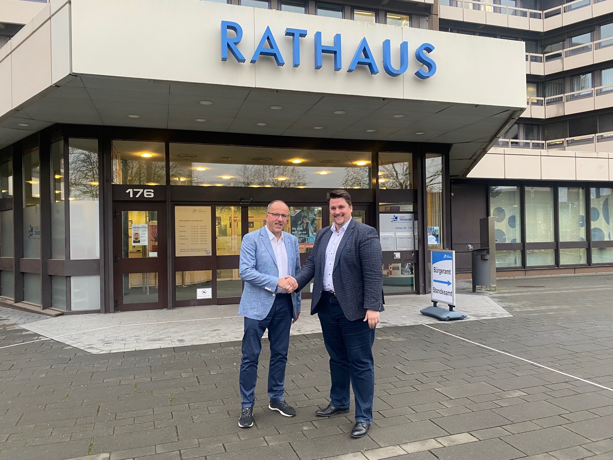 Bürgermeister Alexander Biber mit Wolfgang Weithe-Berchtold vor dem Rathaus