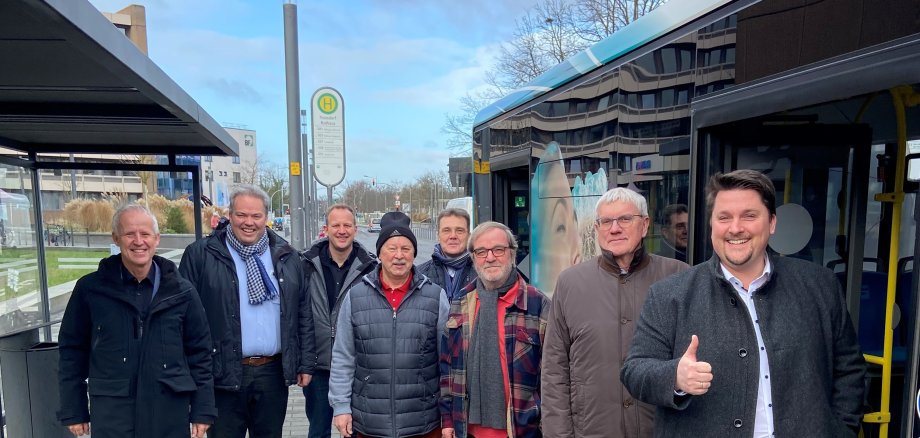 Ortstermin an der barrierefreien Bushaltestelle vor dem Rathaus mit Walter Schaaf, Marcus Kitz, Dr. Christoph Groneck, Rolf Wetzel, Volker Otto, Horst Oberhaus, Sebastian Schuster und Alexander Biber (v.l.n.r.)